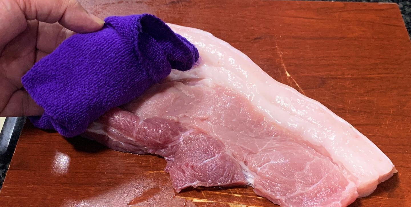 Việc lau chùi này còn có mục đích quan trọng khác là loại bỏ bụi bẩn